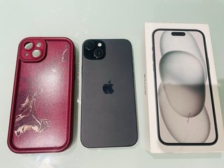 iPhone 15 Plus Negro con Funda Roja