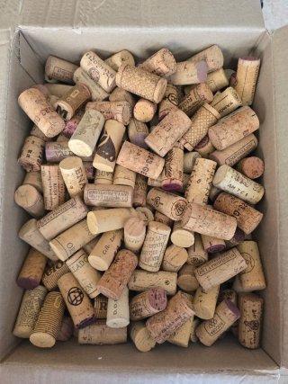 Corchos de vino variados