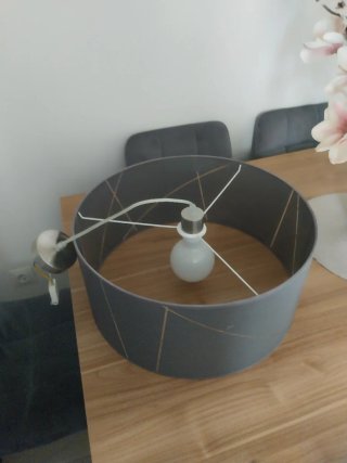 Lámpara de tela gris oscuro con detalles plateados