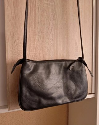 Bolso de hombro negro con tachuelas