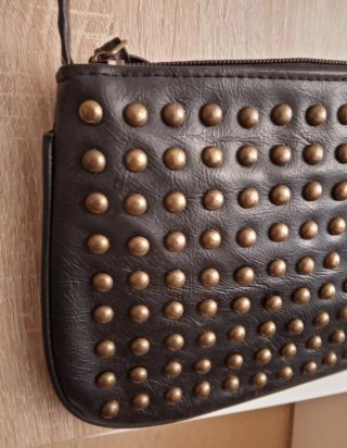 Bolso de hombro negro con tachuelas