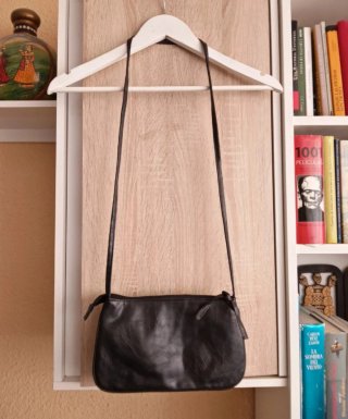 Bolso de hombro negro con tachuelas