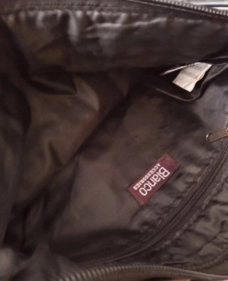 Bolso de hombro negro con tachuelas