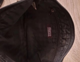 Bolso de hombro negro con tachuelas