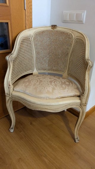 Silla clásica beige y dorada