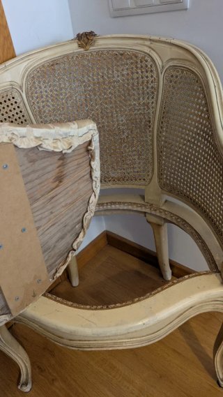 Silla clásica beige y dorada