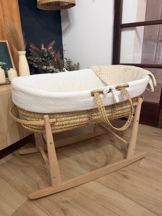 Moisés de rafia con soporte