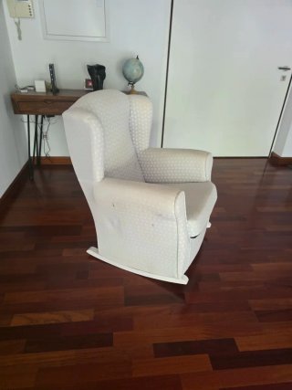 Mecedora para bebé color beige. Ideal para deacans