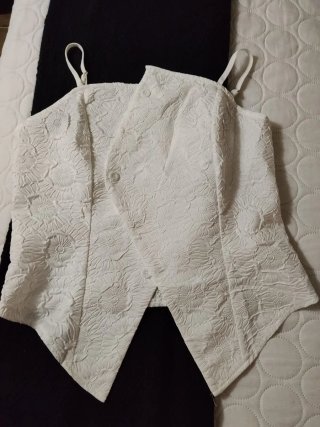 Top blanco con grabado floral
