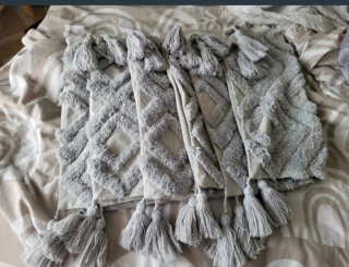 Fundas de cojín grises y blancas