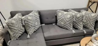 Fundas de cojín grises y blancas