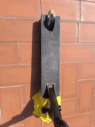 Patinete NKA tabla cuadrada con dibujo