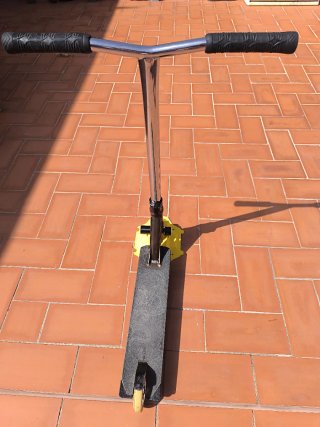 Patinete NKA tabla cuadrada con dibujo