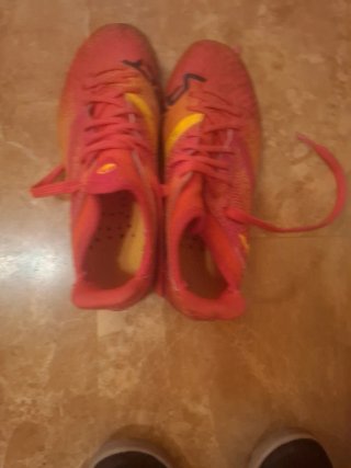 Botas de fútbol Kipsta Negras y Rojas