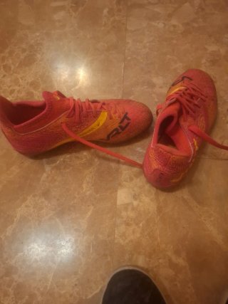 Botas de fútbol Kipsta Negras y Rojas