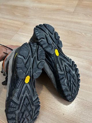 Botas de montaña grises y naranjas