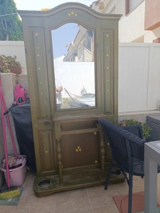 Recibidor de madera con espejo y detalles