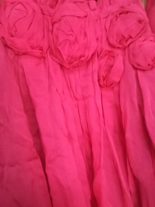 Vestido corto tirantes fucsia romántico