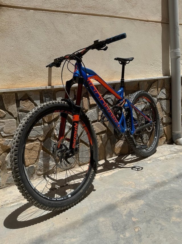 Bicicleta Mondraker a doppia sospensione