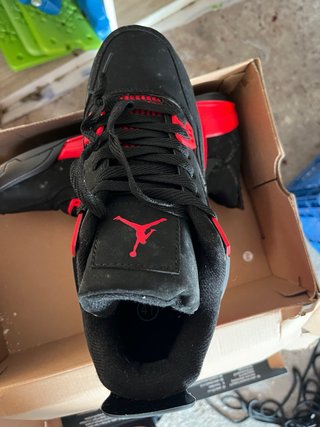 Scarpe Jordan nere e rosse