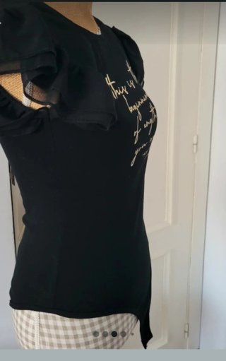 Camiseta- Body negro con volantes gasa .  Talla S.