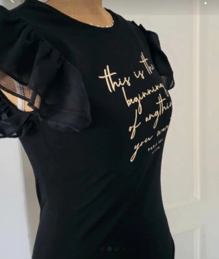 Camiseta- Body negro con volantes gasa .  Talla S.