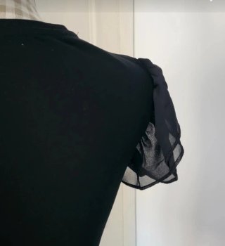 Camiseta- Body negro con volantes gasa .  Talla S.