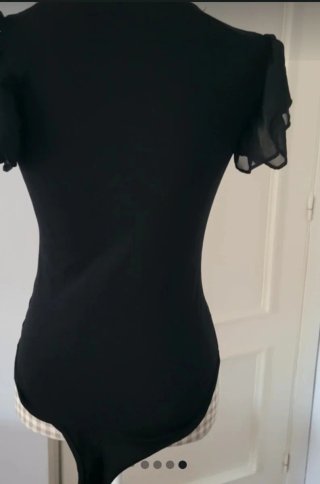 Camiseta- Body negro con volantes gasa .  Talla S.