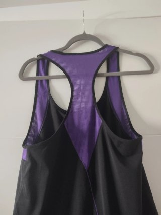 Camiseta deportiva negra y morada Talla 40