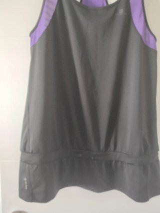 Camiseta deportiva negra y morada Talla 40