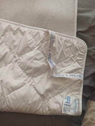Cuna de madera + 2 juegos sábanas y protector
