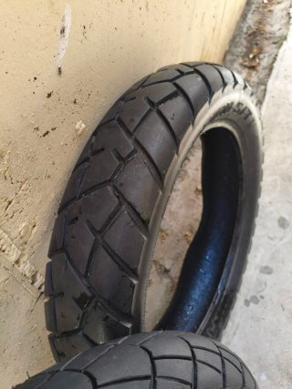Neumáticos Dunlop Trailmax y Pirelli Scorpion
