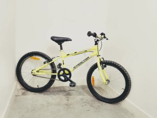 2 Bicicletas una con diseño Hot Wheels