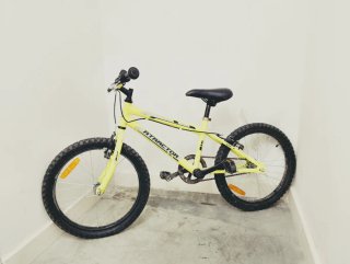2 Bicicletas una con diseño Hot Wheels