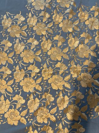 Manta antigua con bordado floral dorado