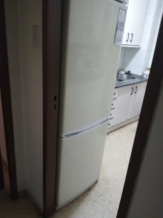 Frigorífico blanco con congelador