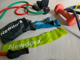 Bandas elásticas y pesas para fitness