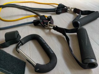 Bandas elásticas y pesas para fitness