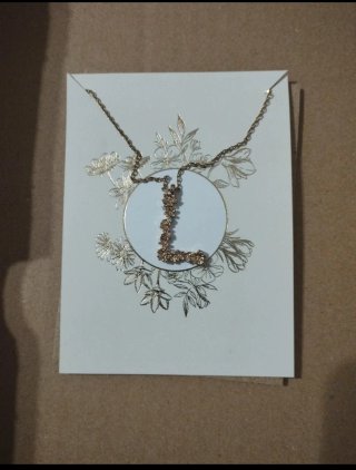 Collar letra L Avon dorado