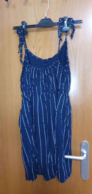 Vestido azul con rayas blancas