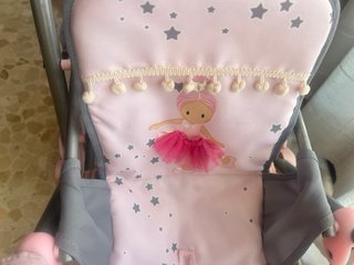 Carrito de muñecas rosa con estrellas
