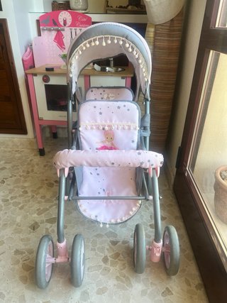 Carrito de muñecas rosa con estrellas