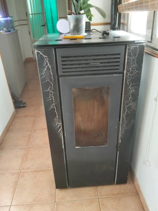 Estufa de pellets negra con diseño