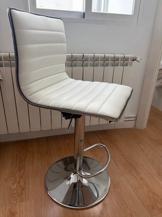Taburete regulable blanco bastante usado