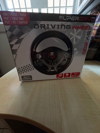 Volante Subsonic Superdrive SV200 con pedali