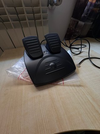 Volante Subsonic Superdrive SV200 con pedali