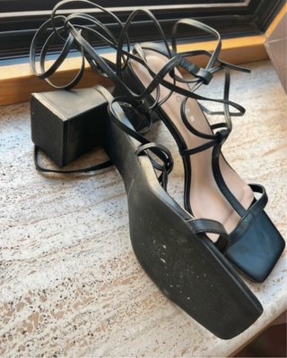 Sandali neri con tacco e lacci