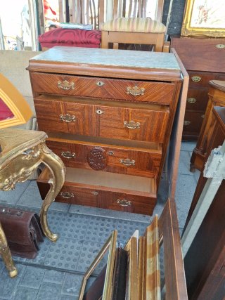 Cómoda antigua de madera y mármol