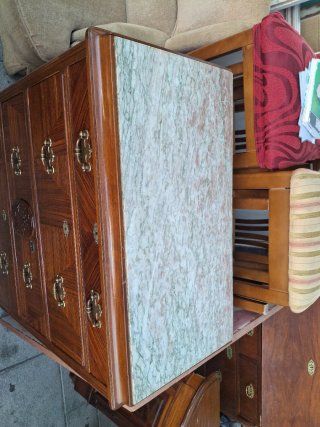 Cómoda antigua de madera y mármol
