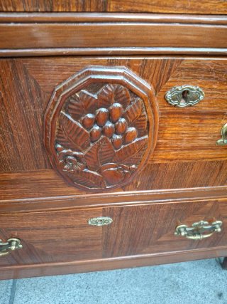 Cómoda antigua de madera y mármol